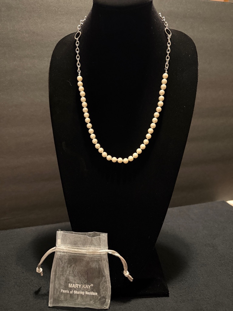 Mary Kay Cream Pearls Of Sharing - Strand With Silver Chain Accents 15$
